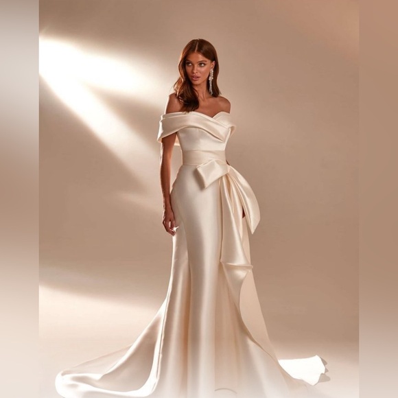 MillaNova Dresses & Skirts - BRAND NEW Milla Nova “April” bridal dress! Never been worn!